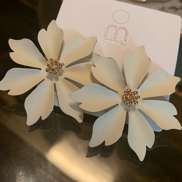 Melody Jewelry - Cream and Gold Flower Earrings